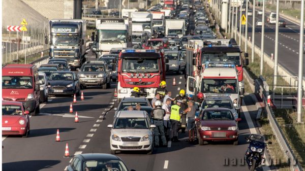 Zderzenie czterech aut i motocyklisty